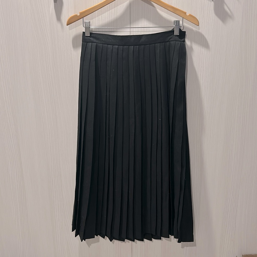 NWT Vintage Wool Blend mid length pleated skirt. Black size 8